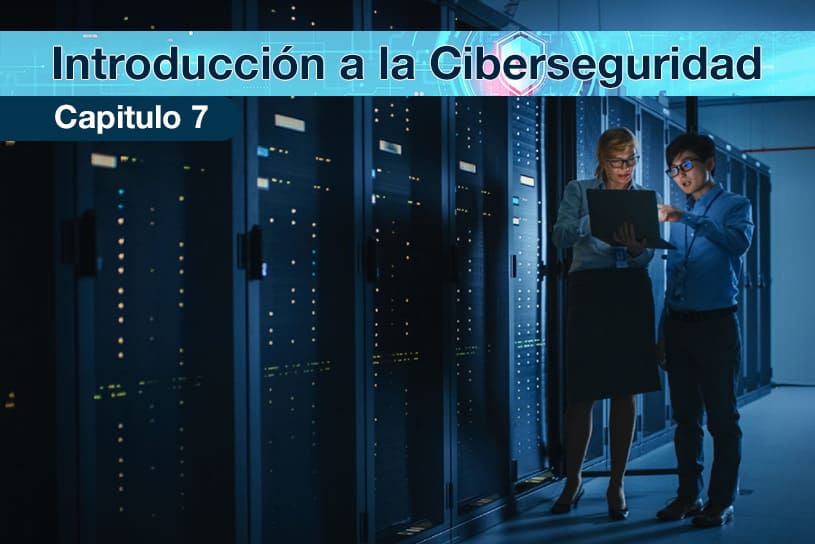 Dos profesionales, un hombre y una mujer, revisan información en una laptop dentro de un centro de datos con servidores oscuros y luces indicadoras en el fondo. El texto en la parte superior dice 'Introducción a la Ciberseguridad - Capítulo 7'. Imagen para la entrada Diagnóstico y gestión de riesgos de ciberseguridad