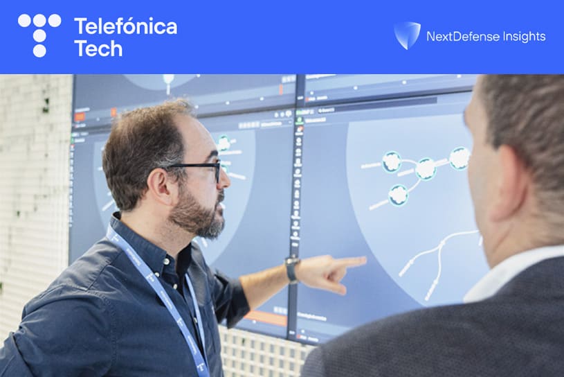 Dos expertos en ciberseguridad de Telefónica Tech discuten estrategias de defensa digital mientras observan un diagrama de red en pantallas interactivas. La imagen forma parte del informe "Guardianes de la frontera digital: Ciberresiliencia en infraestructuras críticas", destacando el análisis de amenazas y soluciones para la protección de infraestructuras críticas ante ataques cibernéticos. En la parte superior sobre una franja azul se encuentra el logotipo de Telefónica Tech y NextDefense Insights