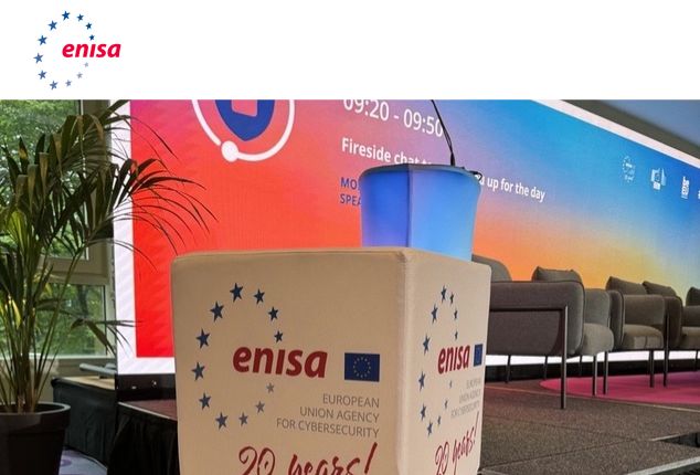 Stand de la conferencia ENISA, promoviendo políticas de ciberseguridad para una Europa segura y confiable